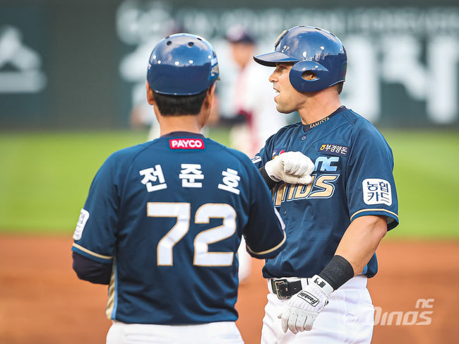 [사진] 제이크 스몰린스키(오른쪽). /NC 다이노스 제공.