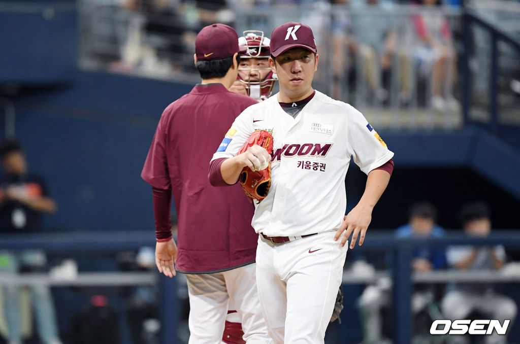 3회초 실점 허용한 키움 선발투수 신재영이 강판되고 있다. / eastsea@osen.co.kr