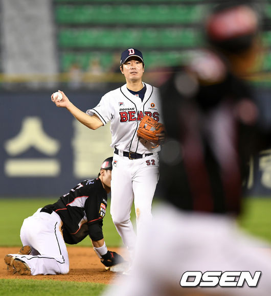 5회초 무사 1루 kt 조용호의 타구를 두산 오재일의 야수선택으로 모든 주자가 세이프되고 있다. /pjmpp@osen.co.kr