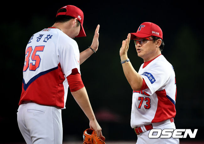 승리를 거둔 KIA 박흥식 감독대행이 문경찬과 하이파이브를 하고 있다. /youngrae@osen.co.kr