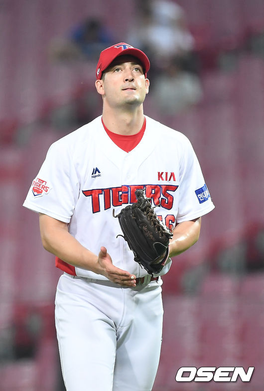 17일 오후 광주KIA챔피언스필드에서 '2019 신한은행 MY CAR KBO리그’ KIA 타이거즈와 롯데 자이언츠의 경기가 열렸다.6회초 이닝을 마친 KIA 윌랜드가 기뻐하고 있다. / youngrae@osen.co.kr