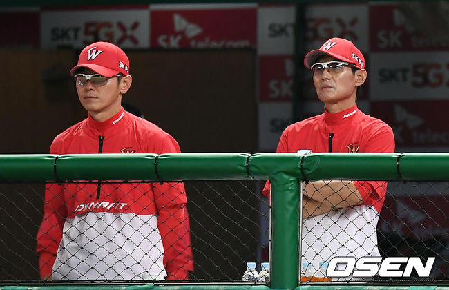 염경엽 감독이 경기를 지켜보고 있다. /pjmpp@osen.co.kr