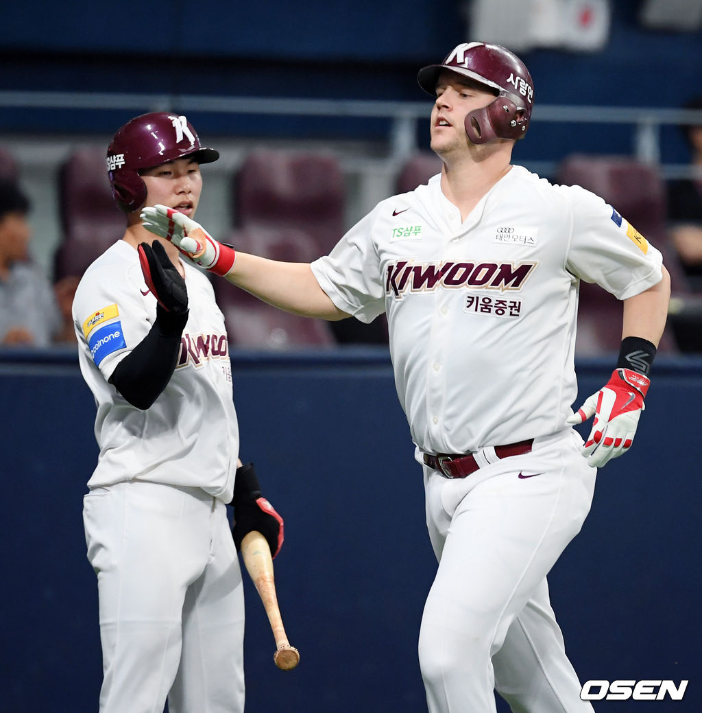 2회말 2사 3루 키움 샌즈가 투런홈런을 쏘아올린 후 김혜성과 하이파이브를 나누고 있다. / eastsea@osen.co.kr