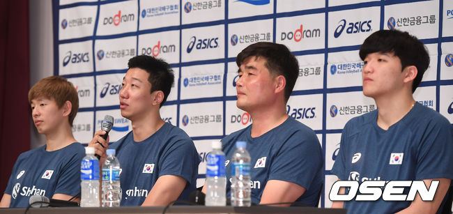 남자 대표팀 한선수, 신영석, 임도헌 감독, 정지석이 취재진과 인터뷰를 진행하고 있다. /youngrae@osen.co.kr