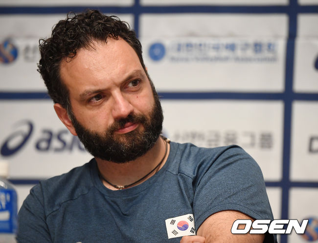 라바리니 감독이 질문을 듣고 있다. /youngrae@osen.co.kr