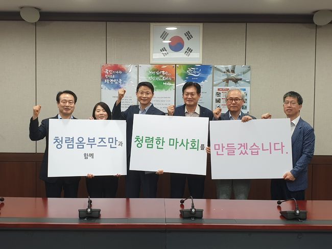 [사진]왼쪽부터 최학균 위원, 조은경 위원, 목익수 위원, 한국마사회 김종길 부회장, 윤재력 경영관리본부장, 박한규 경영기획처장 /한국마사회 제공