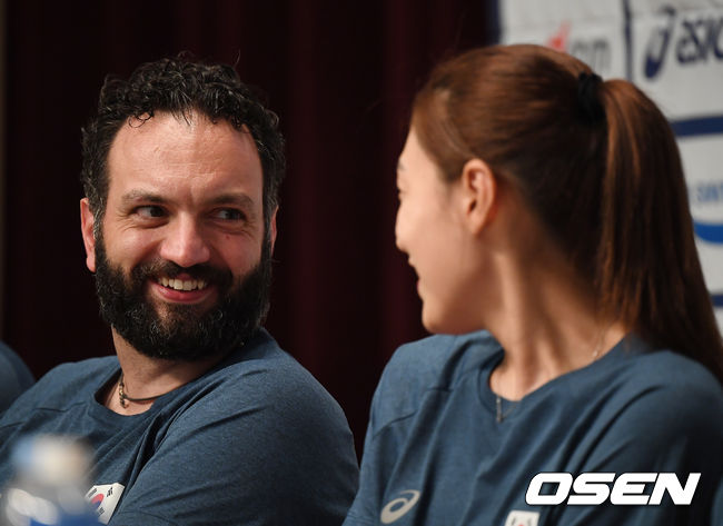 라바리니 감독과 김연경이 이야기를 나누고 있다. /youngrae@osen.co.kr