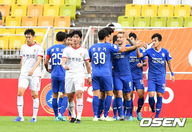 전반 수원 타가트가 선제골을 넣고 동료선수들과 기뻐하고 있다. /jpnews@osen.co.kr