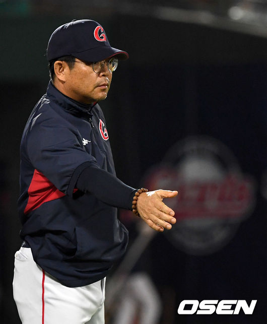   승리한 롯데 양상문 감독이 코칭스태프들과 인사를 나누고 있다. /dreamer@osen.co.kr