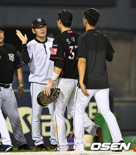 경기에서 승리한 kt 이강철 감독이 오태곤과 승리의 기쁨을 함께하고 있다. /pjmpp@osen.co.kr