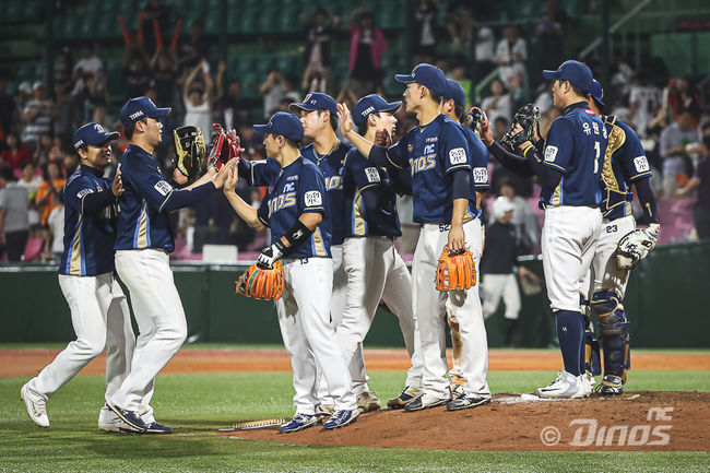 [사진] 청주구장에서 승리 후 하이파이브르 나누는 NC 선수들. /NC 다이노스 제공.