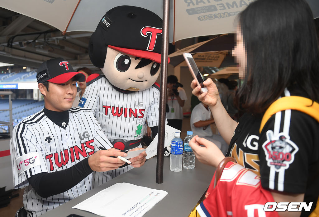 LG 백승현이 사인을 해주고 있다 /youngrae@osen.co.kr