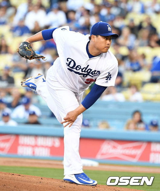 경기에 앞서 류현진이 몸을 풀고 있다. /jpnews@osen.co.kr