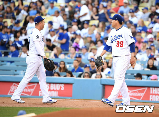 1회초 류현진이 힘차게 공을 뿌리고 있다. /jpnews@osen.co.kr