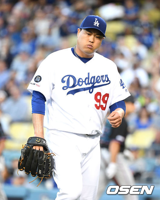 1회초 수비 실책에도 불구 병살로 이닝을 마무리 한 류현진이 땀을 닦고 있다. /jpnews@osen.co.kr