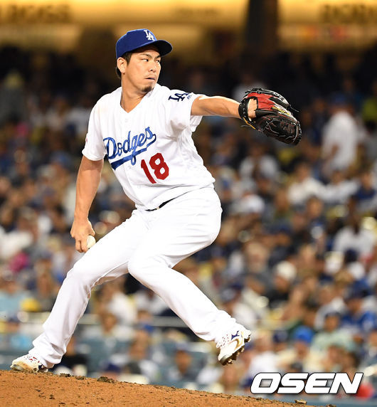 7회초 세 타자를 모두 삼진으로 처리하며 경기를 마친 류현진이 버두고와 포용을 하고 있다. /jpnews@osen.co.kr