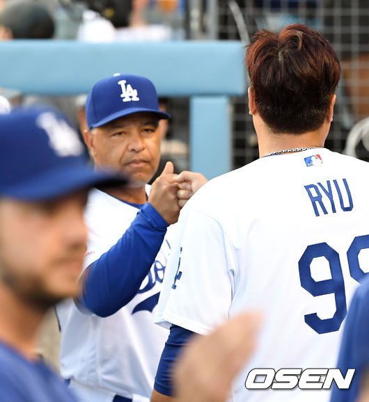 경기 전 류현진이 로버츠 감독과 주먹을 마주치고 있다. /jpnews@osen.co.kr