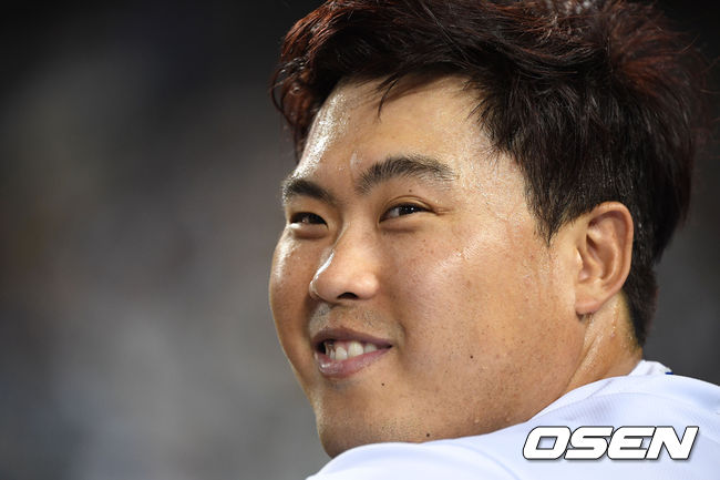 5회초 수비를 마친 류현진이 웃으며 더그아웃으로 들어가고 있다. /jpnews@osen.co.kr