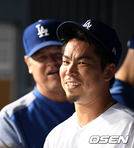 8회초 다저스 마에다가 수비를 마치고 허니컷 코치와 이야기를 나누며 미소짓고 있다. /jpnews@osen.co.kr