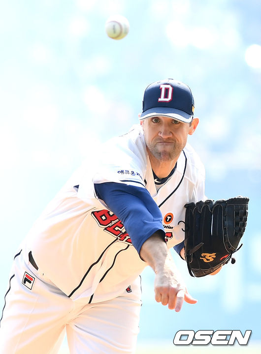 두산 선발 린드블럼이 힘차게 공을 뿌리고 있다. /dreamer@osen.co.kr