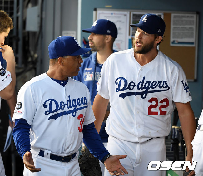 6회초 수비를 마치고 다저스 커쇼가 로버츠 감독의 교체 지시에 아쉬워하고 있다. /jpnews@osen.co.kr