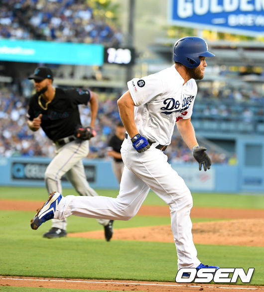 4회말 2사 2루에서 다저스 커쇼가 1타점 적시타를 날리고 1루로 전력질주하고 있다. /jpnews@osen.co.kr
