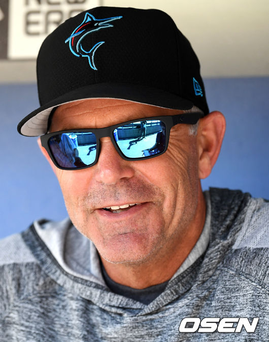 경기에 앞서 마이애미 트레이 힐만 코치(전 SK 감독)이 취재진과 이야기를 나누고 있다. /jpnews@osen.co.kr