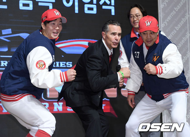 SK 힐만 전 감독과 최항-정의윤이 퍼포먼스를 선보이고 있다. /dreamer@osen.co.kr