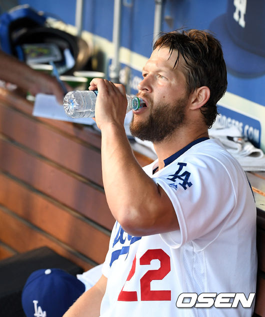 2회초 수비를 마치고 다저스 커쇼가 더그아웃에서 물을 마시고 있다. /jpnews@osen.co.kr