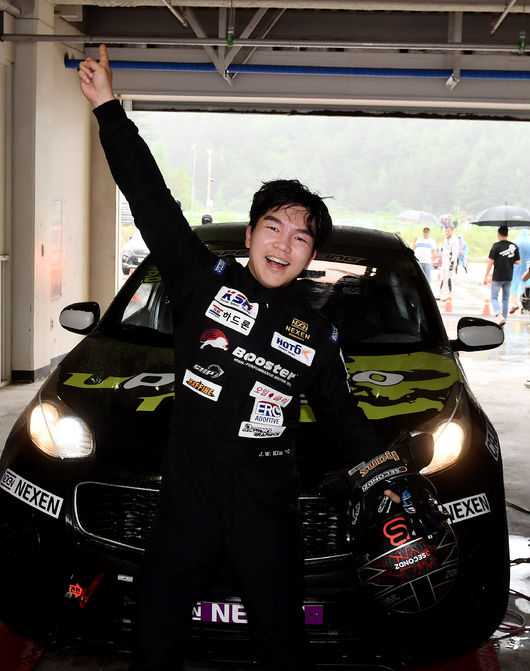 김재우가 넥센스피드레이싱 4라운드에서 시즌 2번째 우승을 차지한 뒤 포효하고 있다.