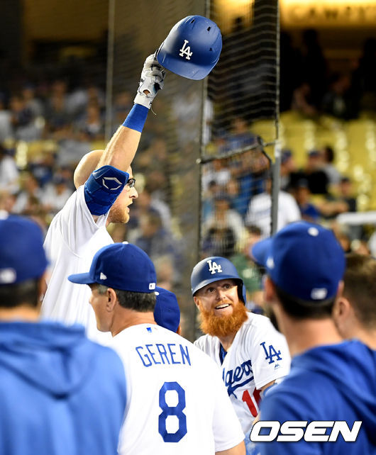 8회말 1사 1,2루에서 다저스 비티가 스리런포를 날리고 팬들 환호에 화답하고 있다. /jpnews@osen.co.kr