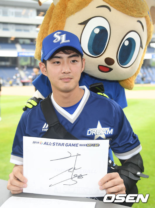 삼성 구자욱이 팬사인회에 참석해 사인을 하고 있다. /youngrae@osen.co.kr