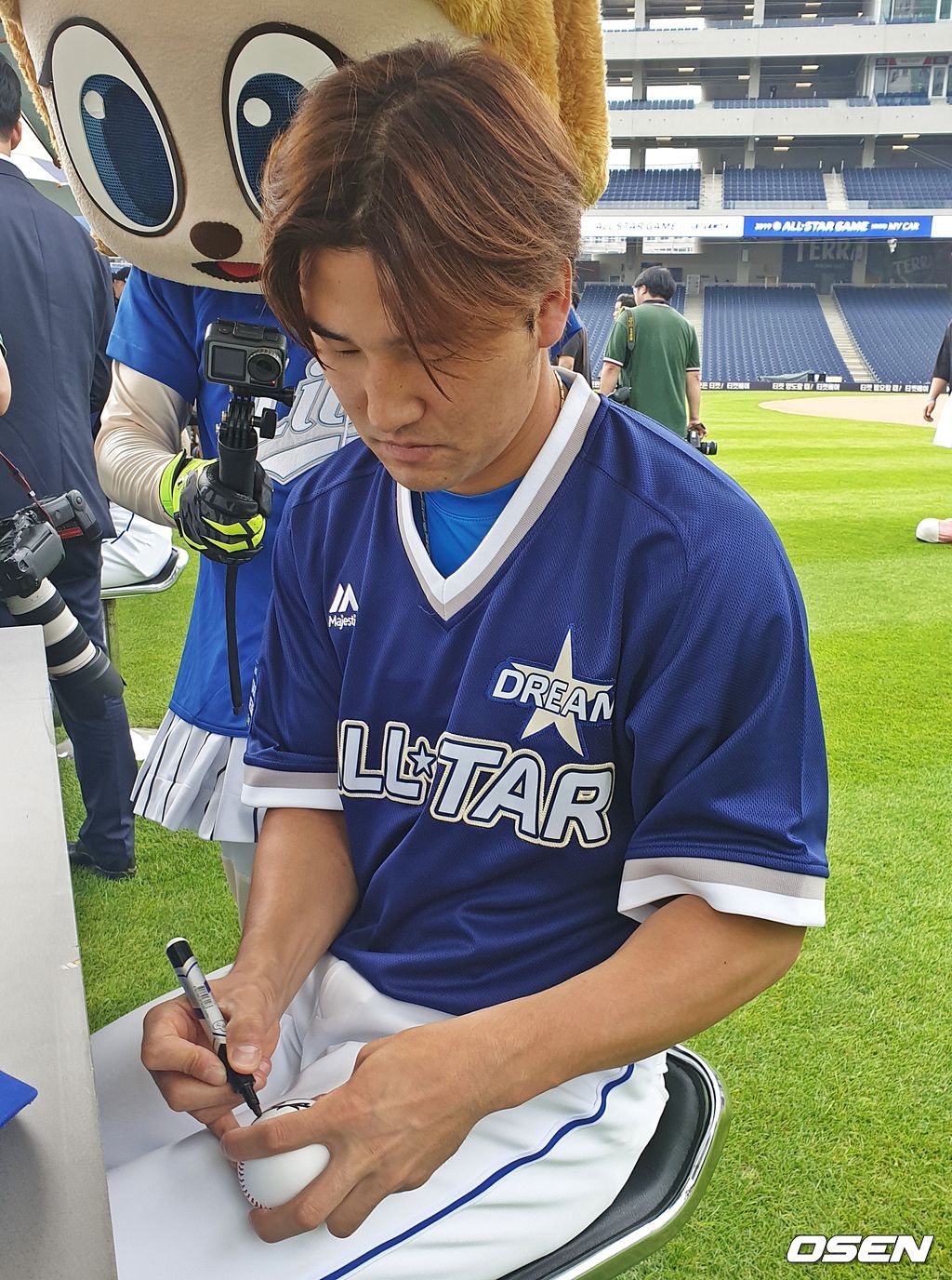 사인하는 김상수 /what@osen.co.kr