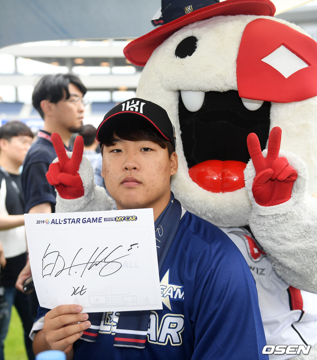 KT 강백호가 팬사인회에 참석해 사인을 하고 있다. /youngrae@osen.co.kr