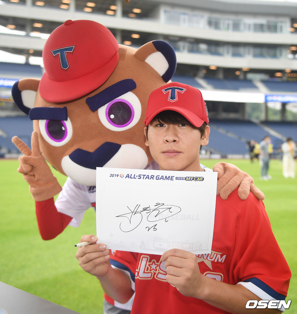 KIA 박찬호가 팬사인회에 참석해 사인을 하고 있다. /youngrae@osen.co.kr