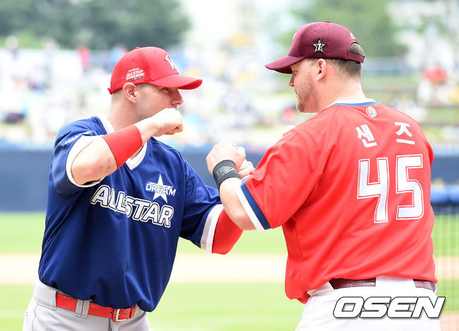 21일 오후 경남 창원NC파크에서 ‘프로야구 2019 MY CAR KBO 올스타전’이 열렸다.홈런레이스 결승전에 진출한 드림올스타 로맥과 나눔올스타 샌즈가 포즈를 취하고 있다. /sunday@osen.co.kr