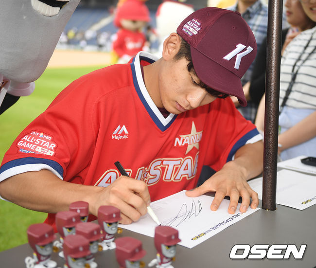 21일 오후 경남 창원NC파크에서 ‘프로야구 2019 MY CAR KBO 올스타전’이 열렸다.  키움 이정후가 팬사인회에 참석해 사인을 하고 있다. /youngrae@osen.co.kr