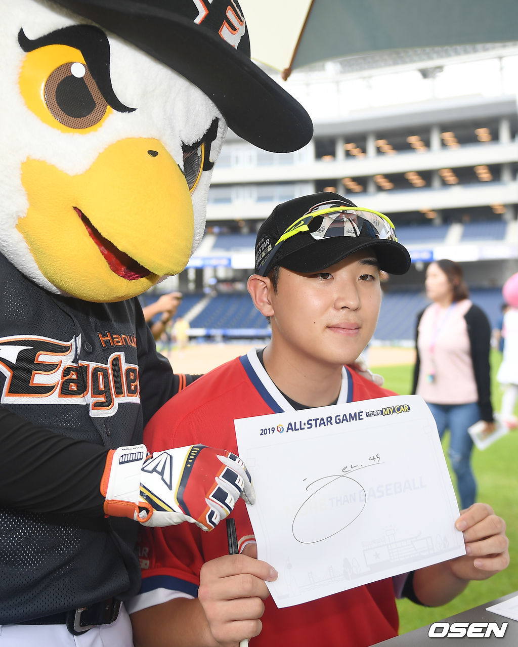 한화 정은원이 사인을 들고 포즈를 취하고 있다. /youngrae@osen.co.kr