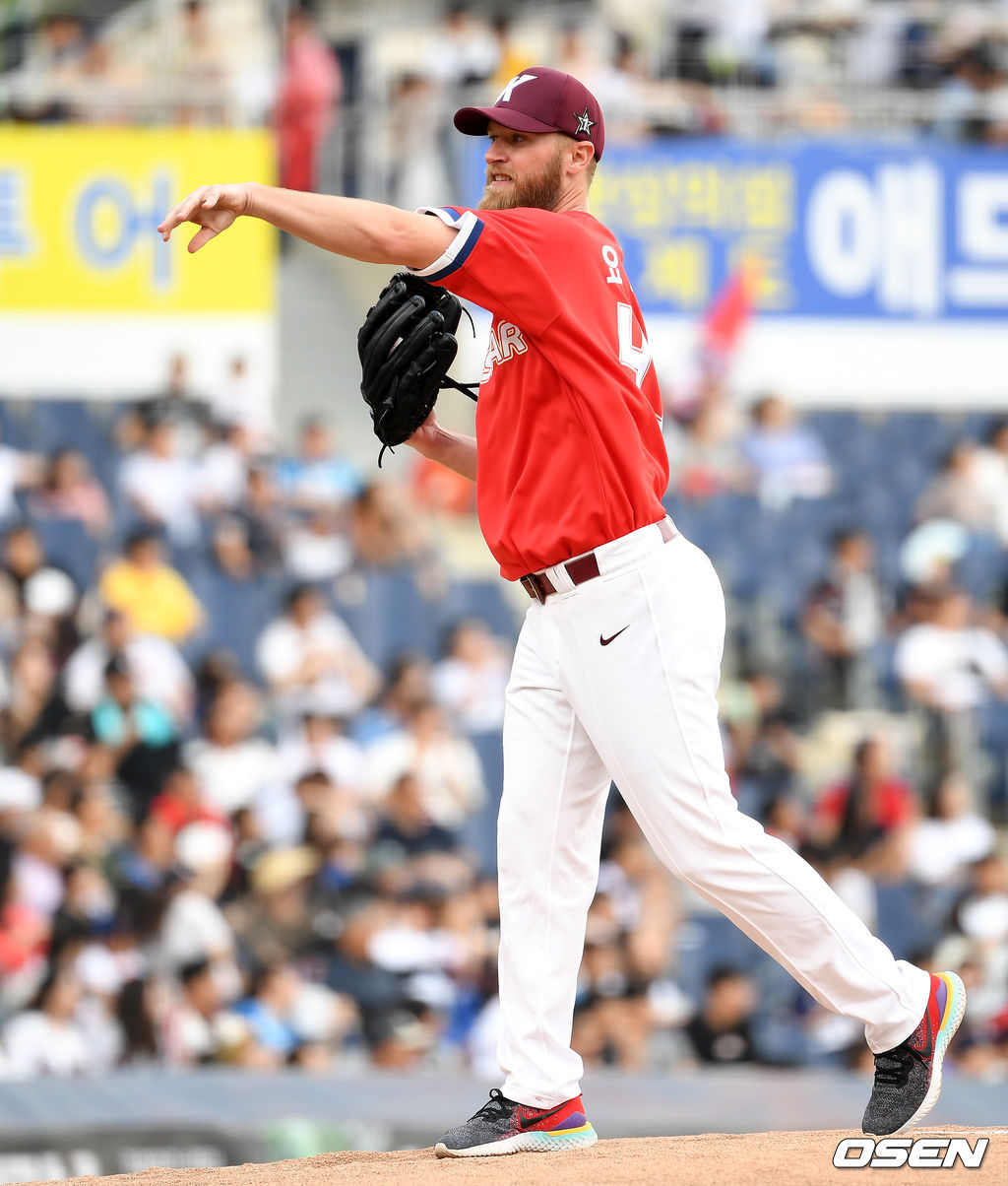 21일 오후 경남 창원NC파크에서 ‘프로야구 2019 MY CAR KBO 올스타전’이 열렸다.퍼펙트피처 예선에 참가한 나눔올스타 유키시가 투구를 하고 있다. /sunday@osen.co.kr