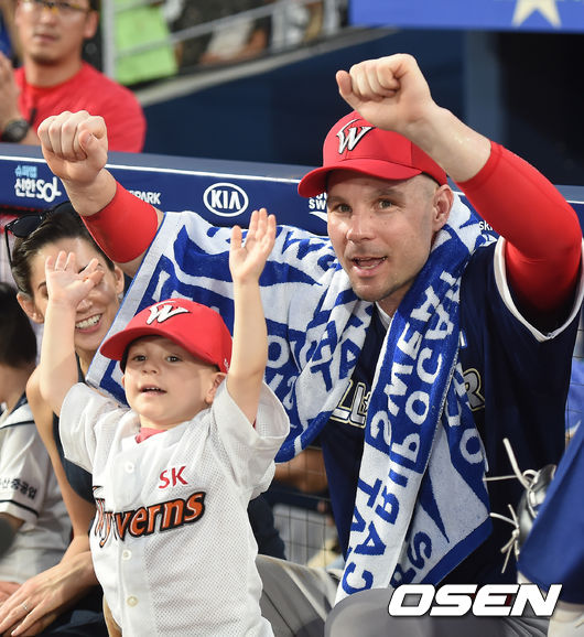 21일 오후 경남 창원NC파크에서 ‘프로야구 2019 MY CAR KBO 올스타전’이 열렸다.홈런 레이스 우승을 차지한 SK 로맥이 기뻐하고 있다. /youngrae@osen.co.kr