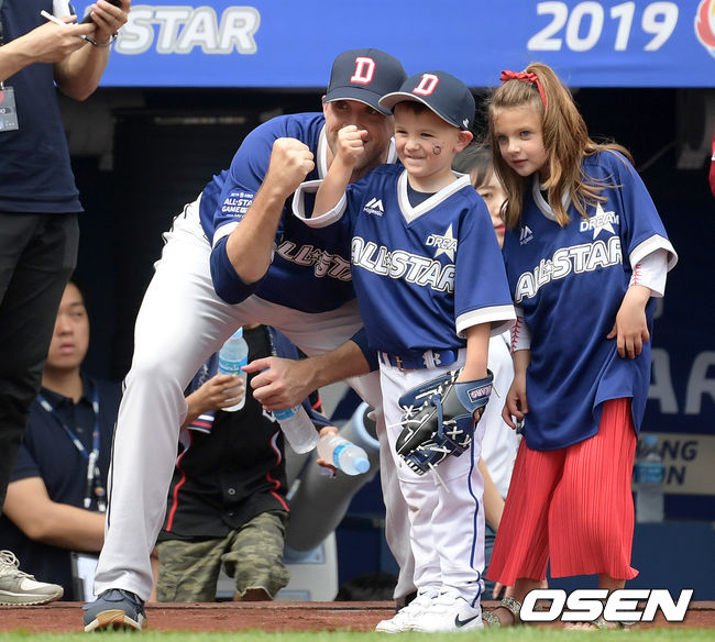 21일 오후 경남 창원NC파크에서 ‘프로야구 2019 MY CAR KBO 올스타전’이 열렸다.홈런레이스 예선에서 드림올스타 린드블럼이 아들과 동료들을 응원하고 있다. /sunday@osen.co.kr