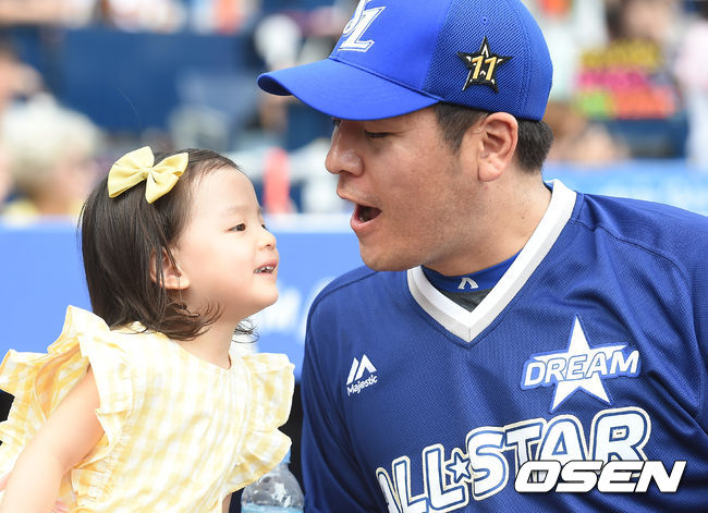 21일 오후 경남 창원NC파크에서 ‘프로야구 2019 MY CAR KBO 올스타전’이 열렸다.삼성 강민호가 딸과 즐거운 시간을 보내고 있다. /youngrae@osen.co.kr