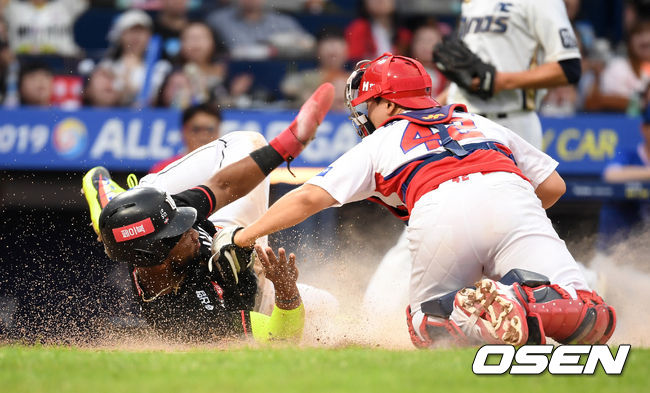 21일 오후 경남 창원NC파크에서 ‘프로야구 2019 MY CAR KBO 올스타전’이 열렸다.4회초 1사 1,2루에서 SK 한동민의 좌중간 적시 2루타 때 홈으로 쇄도한 1루주자 kt 로하스가 세이프 되고 있다. /sunday@osen.co.kr