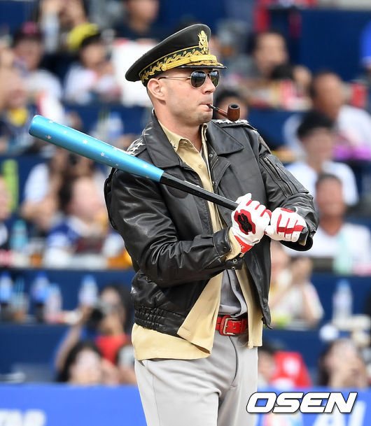 21일 오후 경남 창원NC파크에서 ‘프로야구 2019 MY CAR KBO 올스타전’이 열렸다.2회초 무사에서 로맥아더장군이란 별명을 얻은 SK 로맥이 맥아더장군을 연상 시키는 복장을 하고 타석에 들어서고 있다. /sunday@osen.co.kr