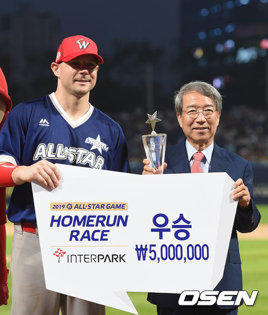 21일 오후 경남 창원NC파크에서 ‘프로야구 2019 MY CAR KBO 올스타전’이 열렸다.홈런 레이스 우승을 차지한 SK 로맥이 정운찬 KBO 총재와 포토타임을 갖고 있다. /youngrae@osen.co.kr