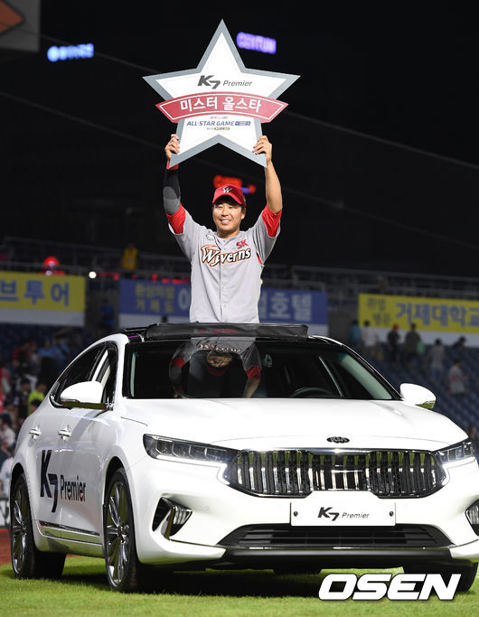 드림 올스타는 21일 창원NC파크에서 열린 2019 신한은행 MY CAR KBO리그 올스타전서 9-7로 승리했다. 한동민은 결승타를 포함해 5타수 4안타 5타점 1득점으로 최고의 활약을 뽐냈다.미스터올스타를 차지한 SK 한동민이 경품으로 받은 고급 승용차에 올라 포즈를 취하고 있다. /sunday@osen.co.kr
