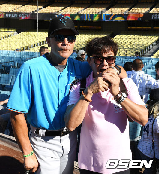 경기에 앞서 김성갑 전 SK수석코치가 깜짝 방문해 힐만 감독(현 마이애미 1루코치)와 인사를 나누고 있다. /jpnews@osen.co.kr