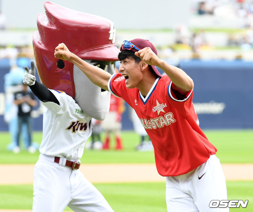 21일 오후 경남 창원NC파크에서 ‘프로야구 2019 MY CAR KBO 올스타전’이 열렸다.슈퍼레이스에서 우승한 키움 이정후가 환호하고 있다. /sunday@osen.co.kr
