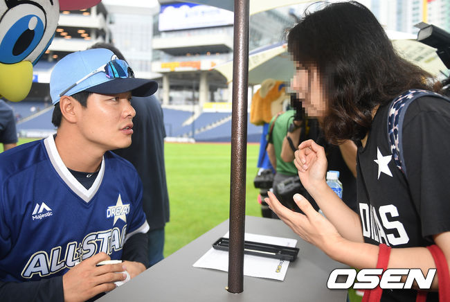 롯데 민병헌이 사인을 해주고 있다. /youngrae@osen.co.kr