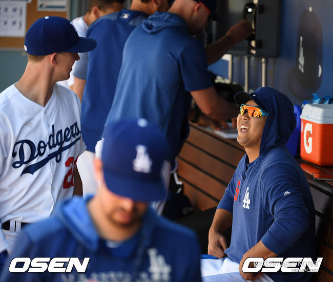 7회를 마치고 다저스 뷸러가 류현진의 축하를 받고 있다. /jpnews@osen.co.kr